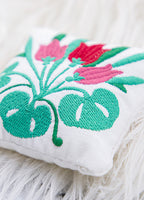 EXPRESS -  PROJECT 121 - Tiny Embroidered Pillows
